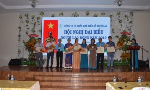 Ông Võ Việt Ngân - Phó Chủ tịch Công đoàn CSVN và bà Trần Thị Kim Thanh - Chủ tịch HĐQT Công ty trao Bằng khen của Bộ NN & PTNT cho các cá nhân