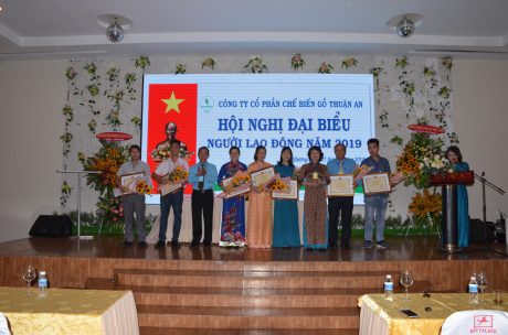 Ông Võ Việt Ngân - Phó Chủ tịch Công đoàn CSVN và bà Trần Thị Kim Thanh - Chủ tịch HĐQT Công ty trao Bằng khen của Bộ NN & PTNT cho các cá nhân