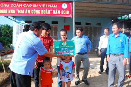 Chủ tịch công đoàn CSVN Phan Mạnh Hùng trao tiền hỗ trợ xây nhà cho gia đình công nhân Hà Văn Luật
