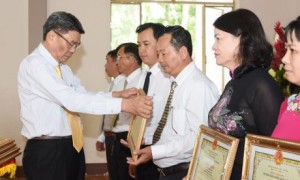 Ông Nguyễn Tiến Đức - Phó TGĐ VRG tặng bằng khen cho các cá nhân xuất sắc