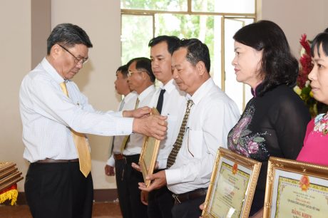 Ông Nguyễn Tiến Đức - Phó TGĐ VRG tặng bằng khen cho các cá nhân xuất sắc