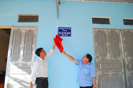 Chủ tịch công đoàn CSVN Phan Mạnh Hùng và TGĐ Công ty Sa Thầy Đỗ Thanh Nam kéo băng khai trương nhà mới
