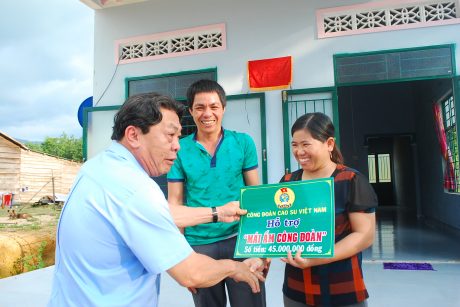 Chủ tịch công đoàn CSVN Phan Mạnh Hùng trao tiền hỗ trợ cho gia đình công nhân Đinh Thế Văn