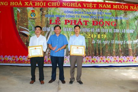 TGĐ công ty Trần Xuân Thịnh tặng giấy khen cho lãnh đạo NT Mo Rai 2 và 3