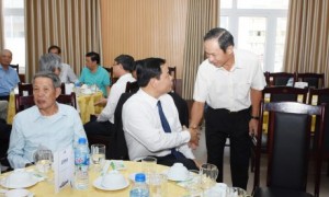 Ông Trần Ngọc Thuận - Bí thư Đảng ủy, Chủ tịch HĐQT VRG (bên phải) gặp gỡ Bộ trưởng Nguyễn Xuân Cường tại buổi họp mặt.