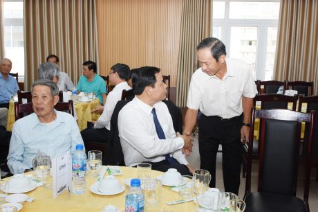 Ông Trần Ngọc Thuận - Bí thư Đảng ủy, Chủ tịch HĐQT VRG (bên phải) gặp gỡ Bộ trưởng Nguyễn Xuân Cường tại buổi họp mặt.