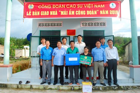 Lãnh đạo Công ty Sa Thầy và Công đoàn CSVN chụp hình lưu niệm với gia đình công nhân Đinh Thế Văn