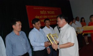 Bí thư Đảng ủy Lê Đình Bửu tặng giấy khen các cá nhân