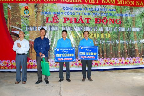 Phó chủ tịch CĐ CSVN Phan Tấn hải trao quà cho CN bị tại nạn lao động và nhà MACĐ cùng với số tiền xây dựng thiết chế văn hóa