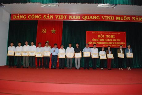 Phó bí thư Đảng ủy - Chủ tịch HĐTV công ty Hoàng Trung Hưng tặng giấy khen cho các cá nhân