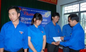 Bí thư Đoàn TN VRG Thái Bảo Tri tặng quà cho ĐVTN khó khăn