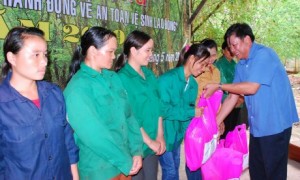 Ông Trần Xuân Thịnh - TGĐ Công ty TNHH MTV Cao su Chư Mom Ray trao quà cho CN mới tuyển dụng.