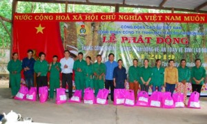 Niềm vui của CN khi được nhận quà