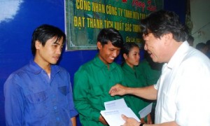 Chủ tịch Phan Mạnh Hùng tận tay trao thưởng cho CN