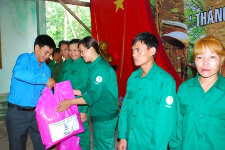 Chủ tịch CĐ công ty Phạm Duy Vương trao quà cho CN mới