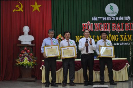 Ông Lê Thanh Tú - Phó TGĐ VRG trao Bằng khen của Bộ NN & PTNT cho 3 tập thể hoàn thành xuất sắc nhiệm vụ năm 2018