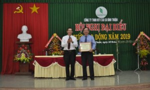 Ông Lê Thanh Tú - Phó TGĐ VRG trao Bằng khen của VRG cho Công ty