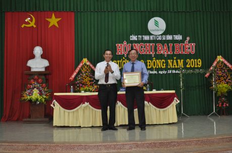 Ông Lê Thanh Tú - Phó TGĐ VRG trao Bằng khen của VRG cho Công ty