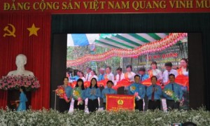 Công đoàn TCT nhận cờ thi đua của Tổng Liên đoàn Lao động Việt Nam