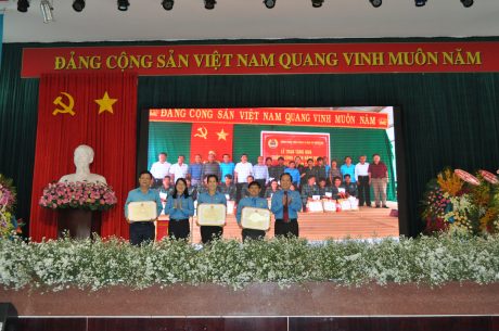 Bà Nguyễn Thị Như Ý và Ông VÕ Việt Ngân trao Bằng khen của TỔng Liên đoàn Lao động Việt Nam cho các cá nhân xuất sắc trong hoạt động phong trào CNVC - LĐ