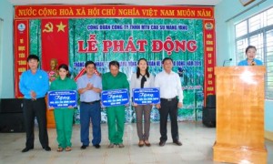 Lãnh đạo công ty và CĐ công ty trao nhà Mái ấm CĐ cho CN khó khăn về nhà ở.