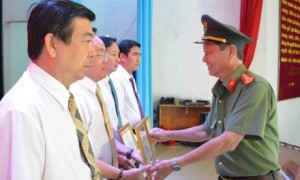 Đại diện lãnh đạo Công an tỉnh Đồng Nai tặng bằng khen cho các đơn vị trực thuộc TCT có thành tích trong việc thực hiện Quy chế phối hợp.