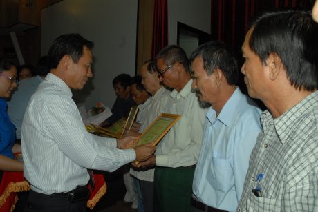 Lãnh đạo Tập đoàn trao giải tại Lễ tổng kết cuộc sáng tác Thơ - Ký - Nhạc năm 2013. Ảnh: Vũ Phong  