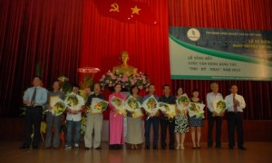 Lãnh đạo Tập đoàn trao giải tại Lễ tổng kết cuộc sáng tác Thơ - Ký - Nhạc năm 2013. Ảnh: Vũ Phong