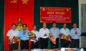 Khối trưởng và khối phó tặng hoa chúc mừng 4 thành viên mới