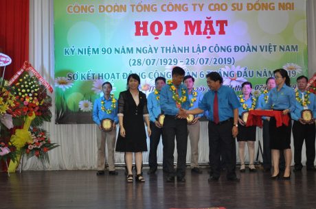 Ông Phan Mạnh Hùng - Chủ tịch Công đoàn CSVN và bà Vũ Thị Mỹ Lệ - Bí thư Đảng uỷ, Phó TGĐ TCT trao thưởng cho cán bộ công đoàn xuất sắc