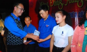 Ông Phạm Hoàng Giang - Phó Bí thư Tỉnh đoàn Gia Lai tặng quà cho các em có hoàn cảnh khó khăn.