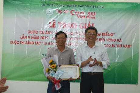 Ông Nguyễn Tiến Đức – Phó TGĐ VRG trao giải nhất Cuộc thi “Ánh sáng từ dòng vàng trắng” lần thứ V 