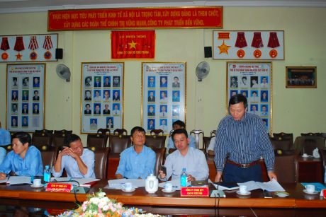 Đại diện phòng Thanh tra bảo vệ quân sự Cao su Chư Păh thăm gia góp ý