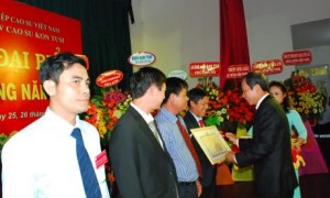 Chủ tịch HĐQT Trần Ngọc Thuận trao bằng khen của Bộ NN&PTNT cho các cá nhân