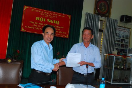 Ông Võ Toàn Thắng - TGĐ Cao su Chư Prông (cụm trưởng) trao biên bản cụm trưởng cho ông Lê Quang Trương - Phó TGĐ Cao su Chư Sê