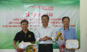 Ông Nguyễn Tiến Đức – Phó TGĐ VRG trao giải nhất Cuộc thi sáng tác “Tự hào 90 năm truyền thống ngành cao su”