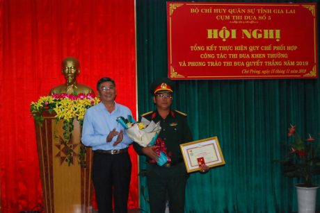 Phó TGĐ VRG Nguyễn Tiến Đức tặng kỷ niệm chương cho Đại tá Lê Xuân Hòa - Nguyên chỉ huy trưởng Bộ CHQS tỉnh Gia Lai