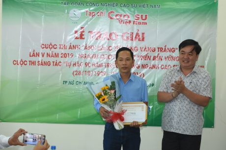 Ông Lê Văn Thắng - Phó Ban Tuyên giáo Thi đua trao giải nhì Cuộc thi sáng tác “Tự hào 90 năm truyền thống ngành cao su”