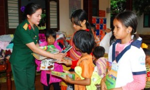 Cán bộ phòng chính trị trao những cuốn sách yêu thương cho các em nhỏ