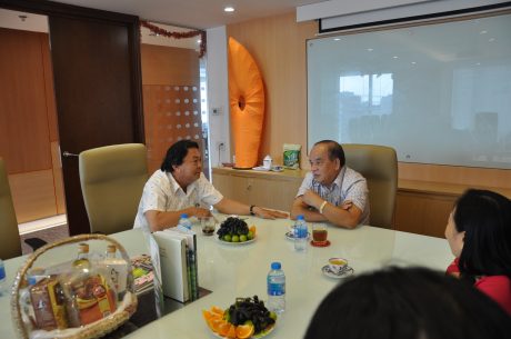 Ông Nguyễn Hồng Lam - Chủ tịch HĐQT Tập đoàn Quế Lâm ( bên phải) làm việc với ông Phan Mạnh Hùng - Chủ tịch CĐ CSVN.