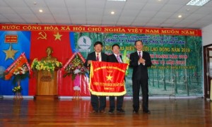 Chủ tịch HĐQT VRG Trần Ngọc Thuận tặng cờ thi đua xuất sắc cho công ty
