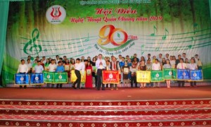 Phó TGĐ VRG Nguyễn Tiến Đức trao giải nhất toàn đoàn cho Cao su Chư Păh