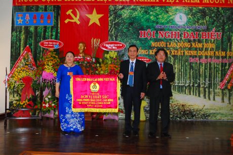 Chủ tịch Công đoàn CSVN Phan Mạnh Hùng tặng cờ thi đua xuất sắc cho công đoàn công ty