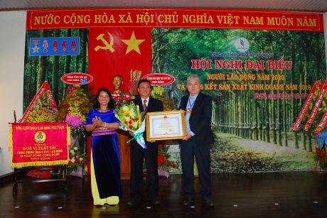 Đại diện lãnh đạo LĐLĐ tỉnh Gia Lai trao bằng khen cho lãnh đạo công ty