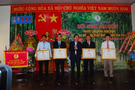 Đại diện lãnh đạo Huyện Chư Sê trao bằng khen của UBND tỉnh Gia Lai cho các cá nhân