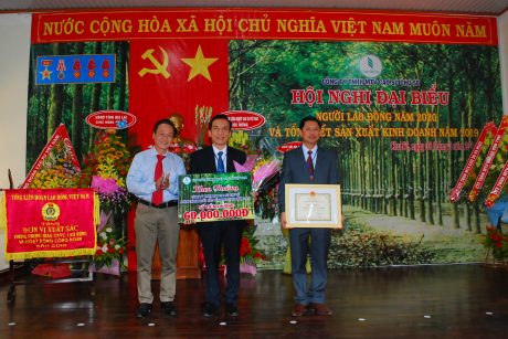 ông Trần Thanh Phụng - Phó TGĐ VRG trao bằng khen và số tiền 60 triệu cho lãnh đạo công ty vì đã hoàn thành sản lượng sớm