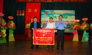 Phó TGĐ Trần Công Kha trao bức trướng cho lãnh đạo công ty