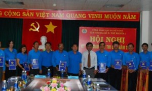 Các thành viên trong cụm với biên bản ký kết giao ước thi đua năm 2020