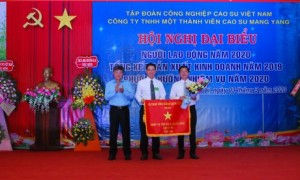 Ông Trần Công Kha - Phó TGĐ VRG tặng cờ thi đua xuất sắc cho Nông trường Bờ Ngoong