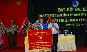 Phó bí thử Đảng ủy công ty Hoàng Trung Hưng trao bức trước cho chủ tịch hội nhiệm kỳ mới